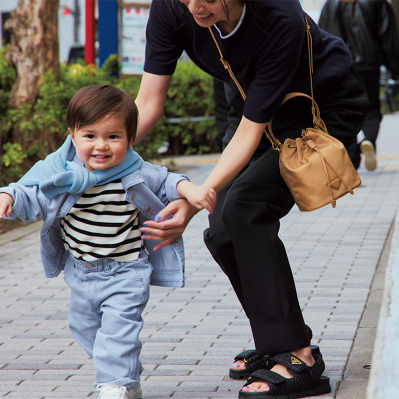 最新【プラダの巾着バッグ】“普段着カジュアル”を一気に格上げ！ | VERY