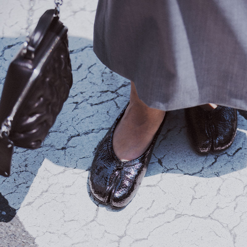 マルジェラ】タビに新色登場！“メタリックな黒”が争奪戦必至 | VERY