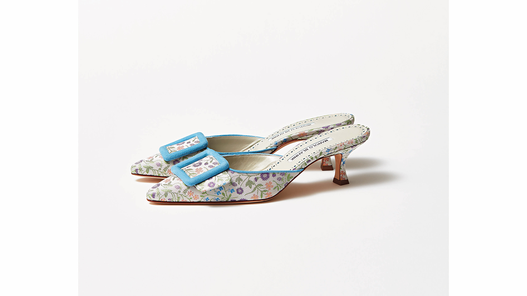 春待ち名品】“マノロブラニク”の花柄ミュールで足元からオシャレ更新