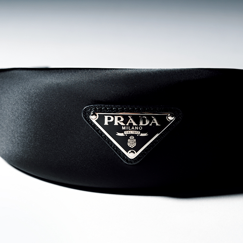 ブランドカチューシャ】が頼れる！プラダの“ぽってりした黒”が支持され