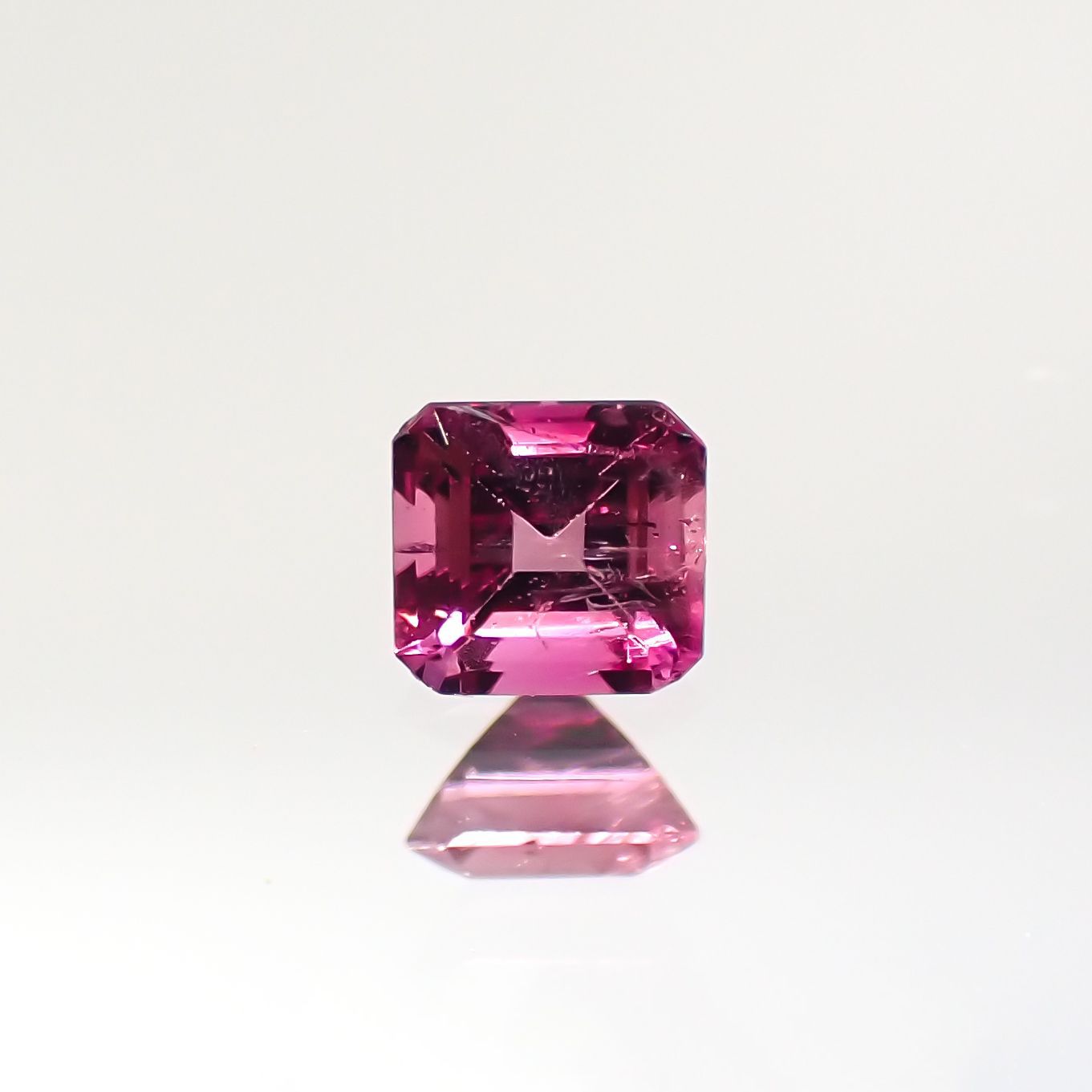 ピンクベリル(宝石名ピンク・ベリル) アメリカ・ユタ州産 ソ付(彩珠