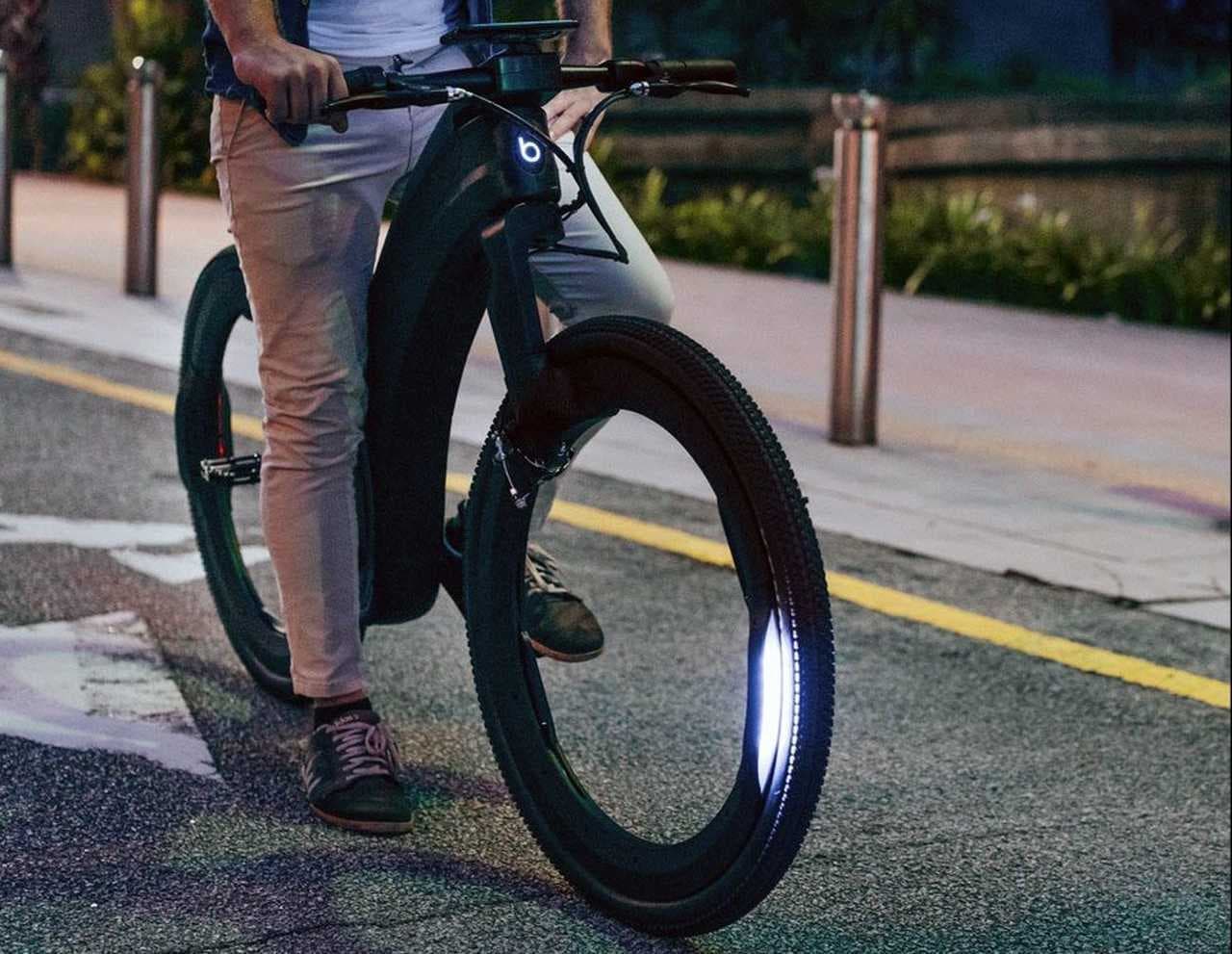 ホイール内には荷物を載せる ― スポークもハブも無いE-bike「Reevo