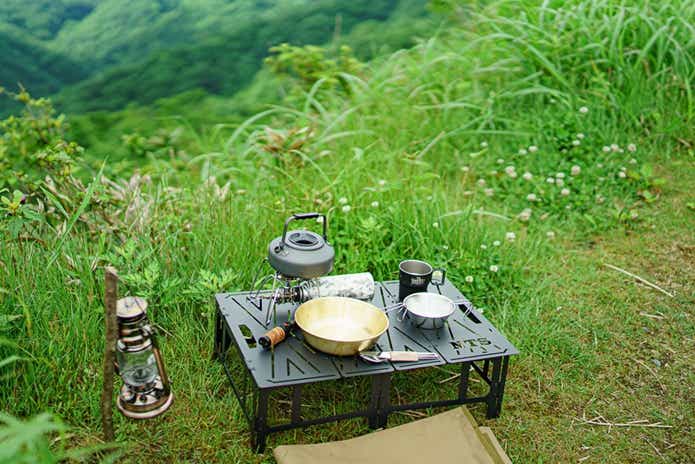 秒”で組み立て完了！ビヨ〜ンと脚が展開するテーブルが「ネイチャー