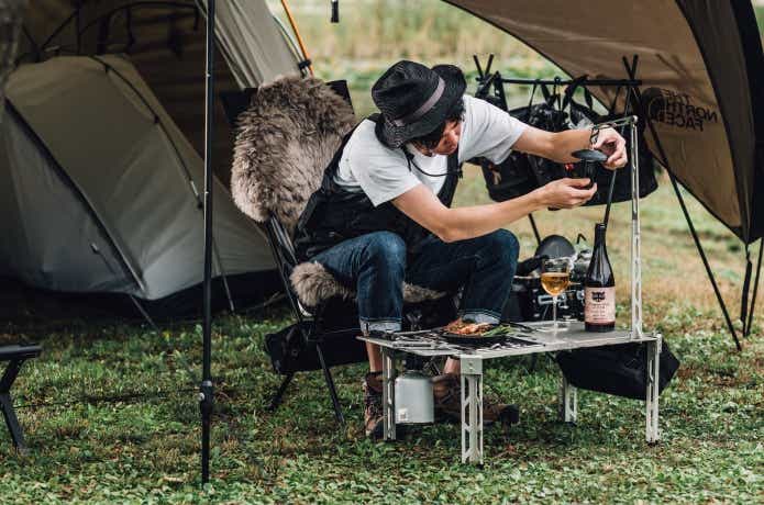 スノーピークの名作もフィット!?】鉄の3倍も軽い、極厚アルミテーブル