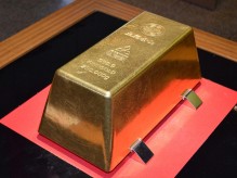 土肥金山で世界一の金塊をケースを外し展示 「15年で5倍」価値上がる