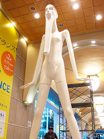 ナナちゃん」が口を開けてビックリ－初の感情表現に通行人もビックリ