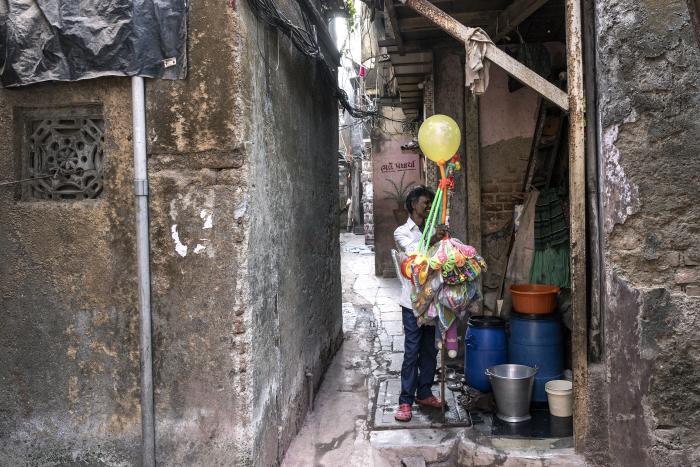 印富豪アダニ氏、次の狙いは巨大スラム再開発 - WSJ