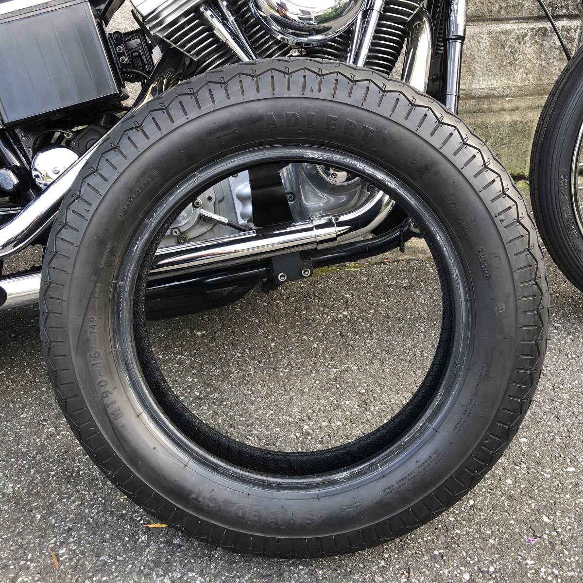 ハーレー旧車に似合います。 未使用タイヤ DURO 5.00-16 71p CLASSIC