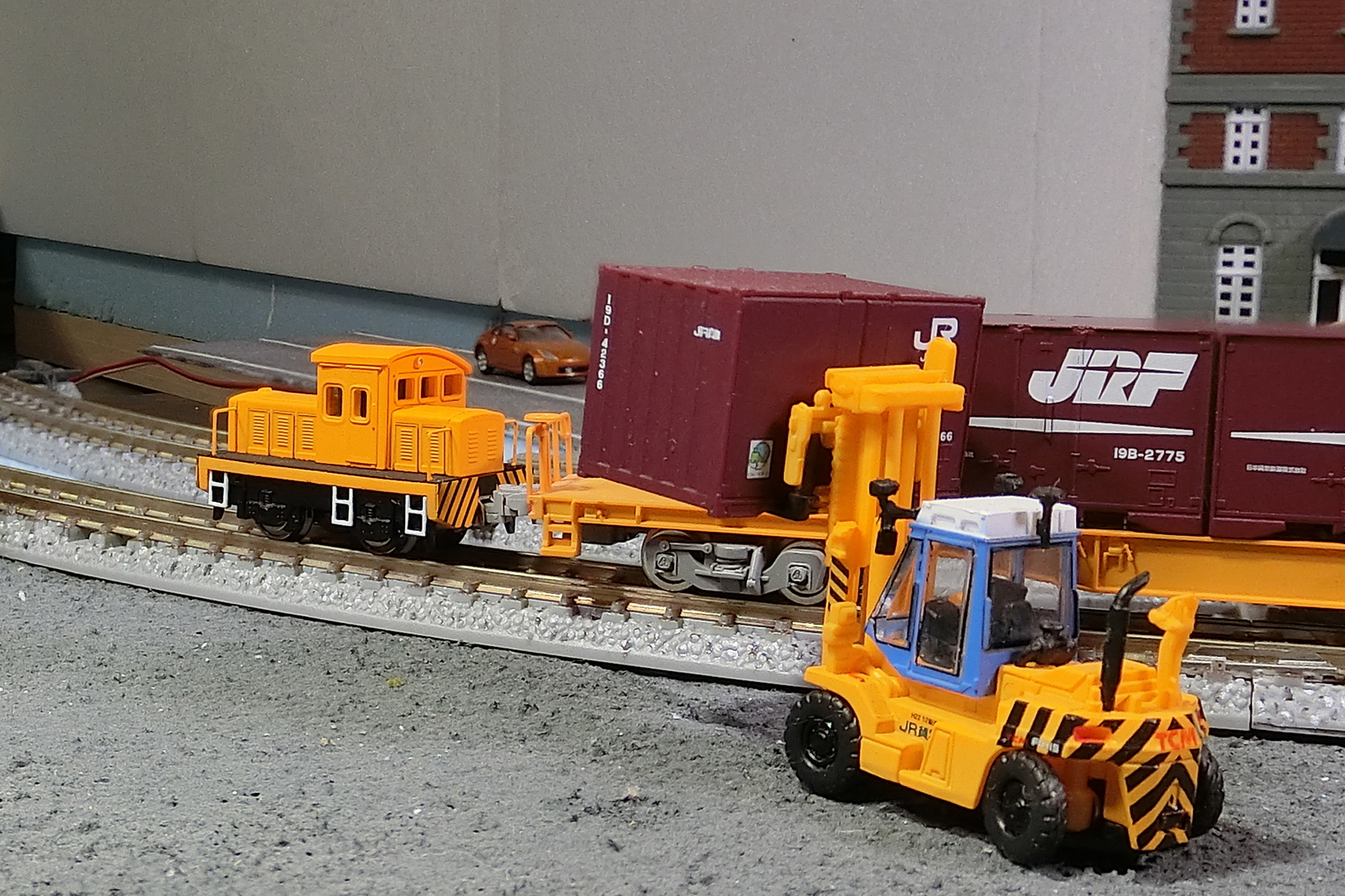 ワールド工芸 貨車移動機 半キャブ (オレンジ) 入線: Nゲージ立川駅