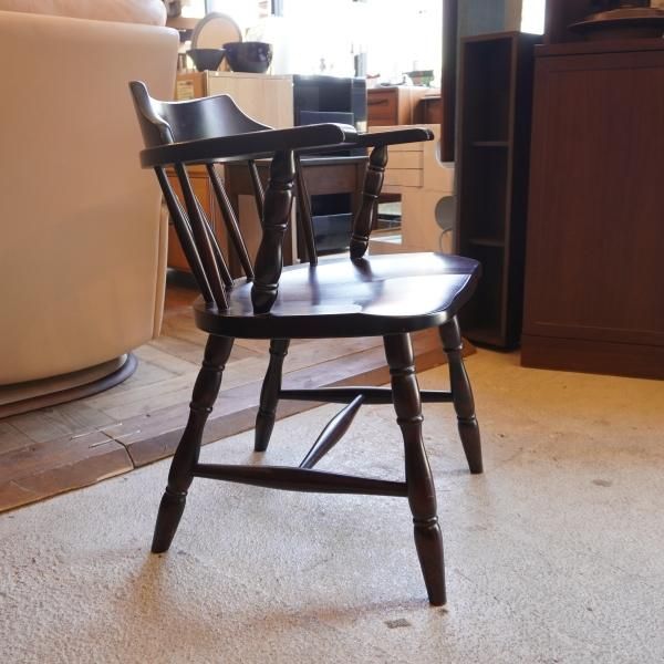 北海道民芸家具(HOKUMIN)のカバ無垢材を使用した、キャプテンチェア