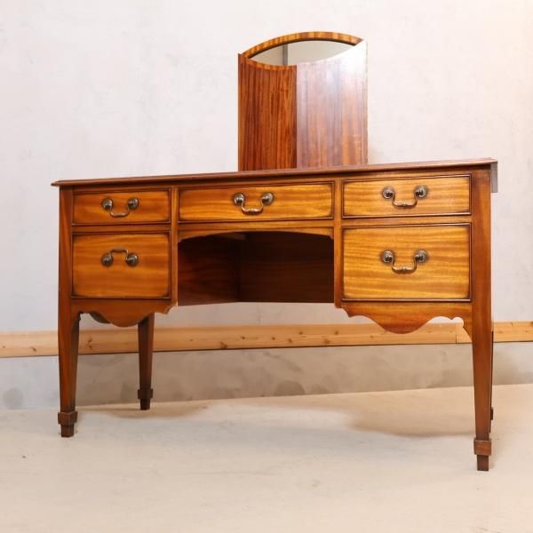 イギリスアンティークのドレッサーです。北欧スタイルの英国らしい