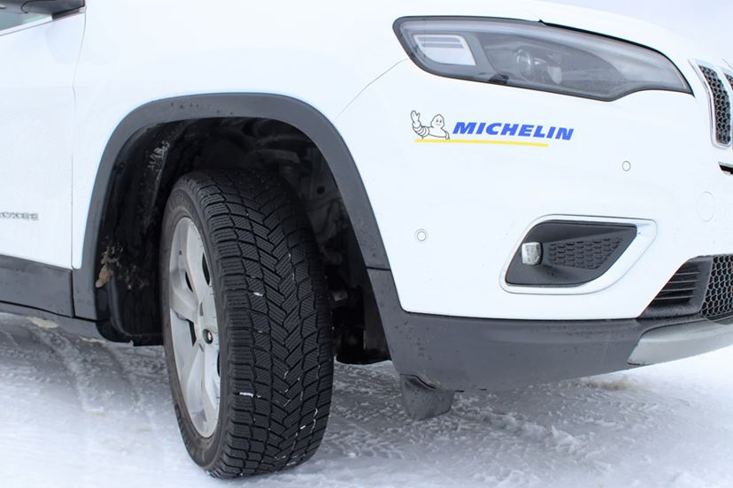 雪道でも快適！ 走破性の高さが魅力のジープ「レネゲード 4xe