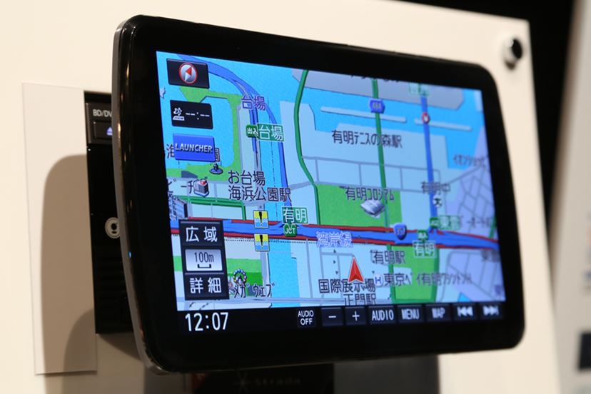 大画面カーナビ初の「スイングディスプレイ」搭載！ パナソニック