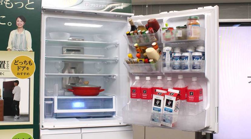 シャープ冷蔵庫が“電動どっちもドア”に進化！ 14年ぶり液晶付きでIoT化