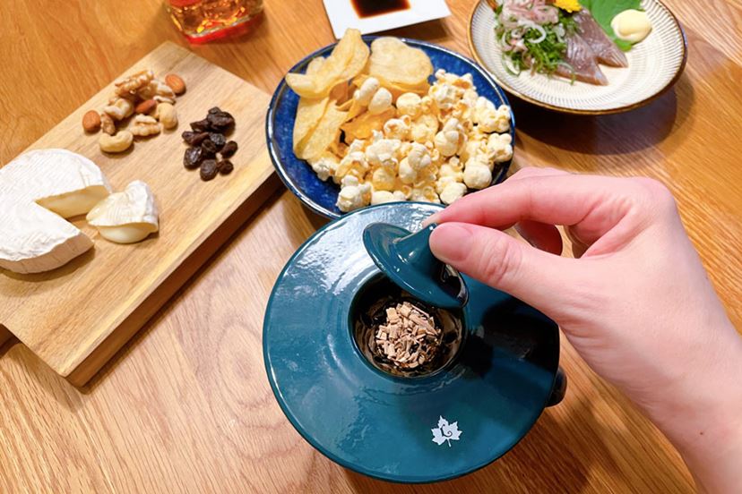 卓上でサッと燻製料理が作れるロゴスの新作！ いろんな晩酌つまみに