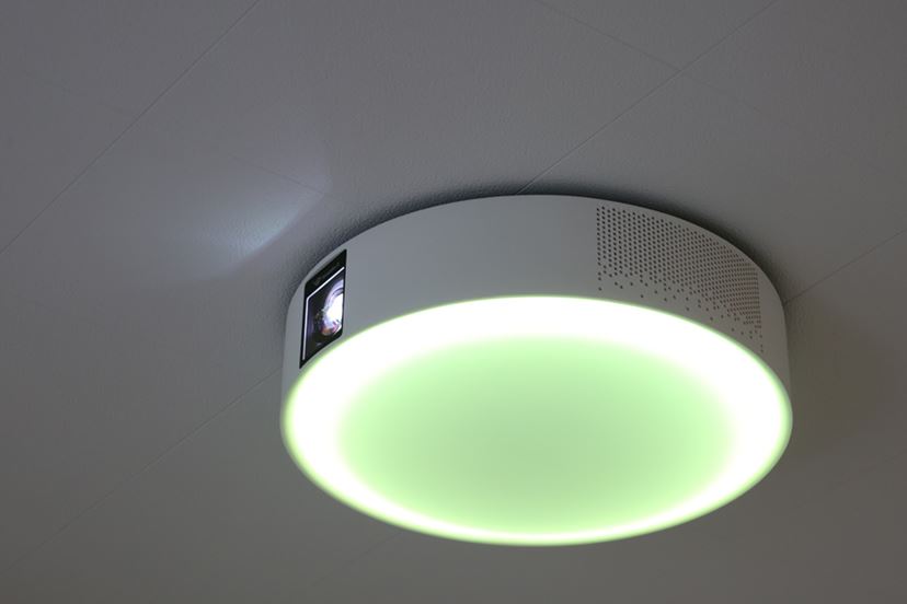 価格を抑えた“ライト”な照明一体型プロジェクター「Aladdin X2 Light