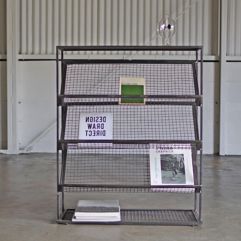 超男前でインダストリアルな「アイアン マガジンラック」 - インテラボ