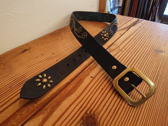 流線フラワーデザインスタッズベルト 【アンティークブラススタッズ