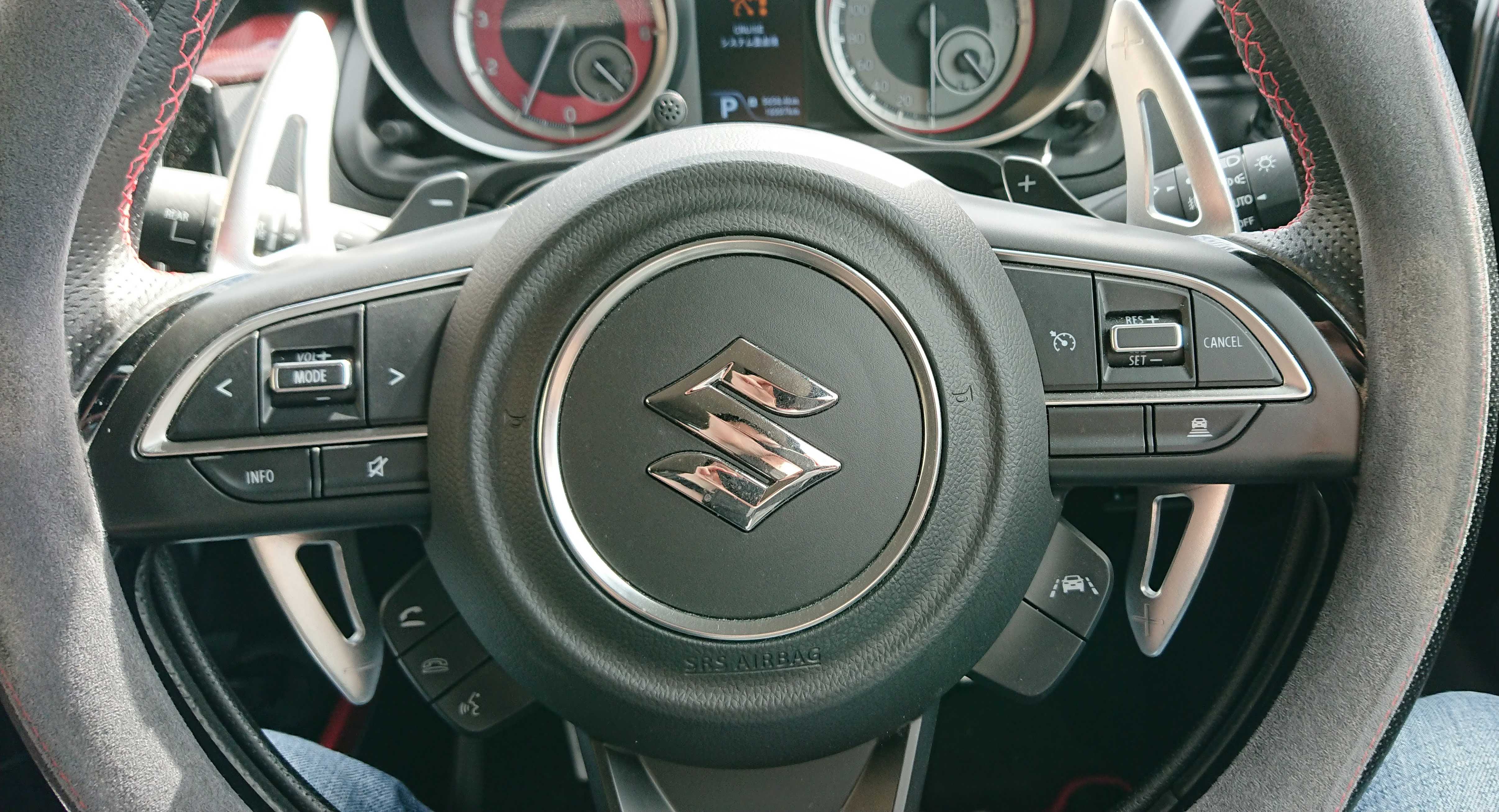 スイフトスポーツのATモデルにパドルシフトカバーを装着｜Auto fan