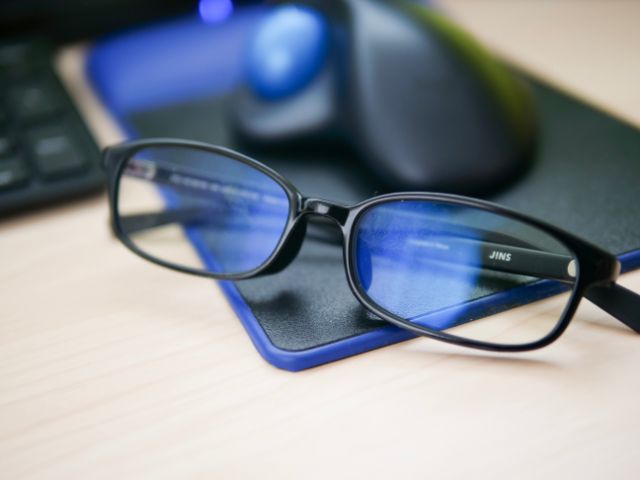 ブルーライトカットメガネ「JINS SCREEN」は本当にPC作業に効果がある