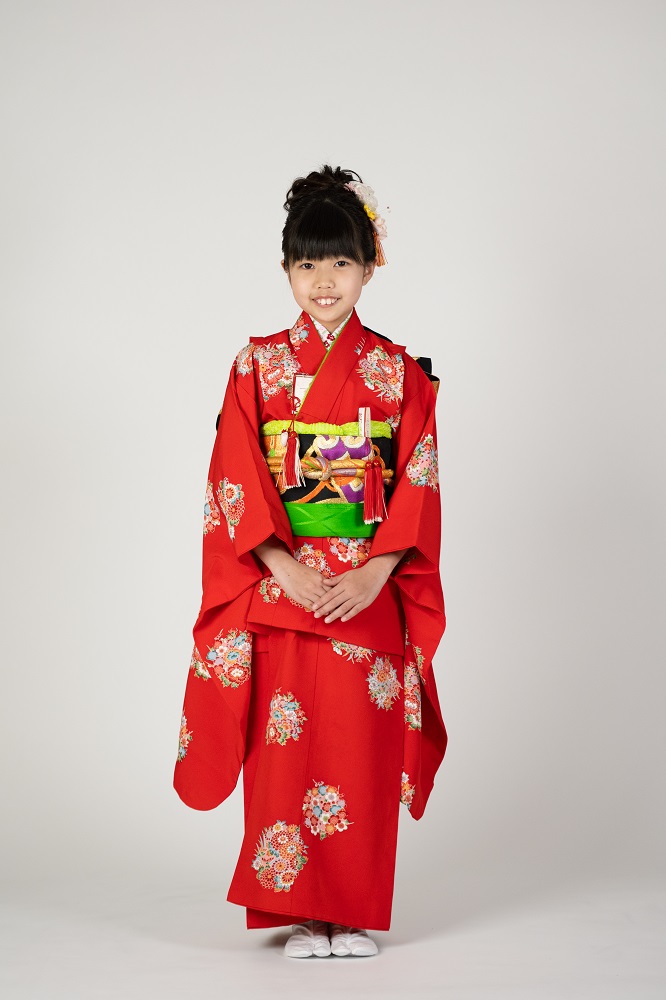7歳女の子の高級着物レンタル】七五三の着物・正絹（シルク） 赤色・花