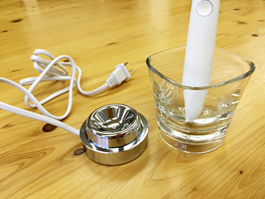 コップにポイっとほうりこむだけで充電できちゃう電動歯ブラシ