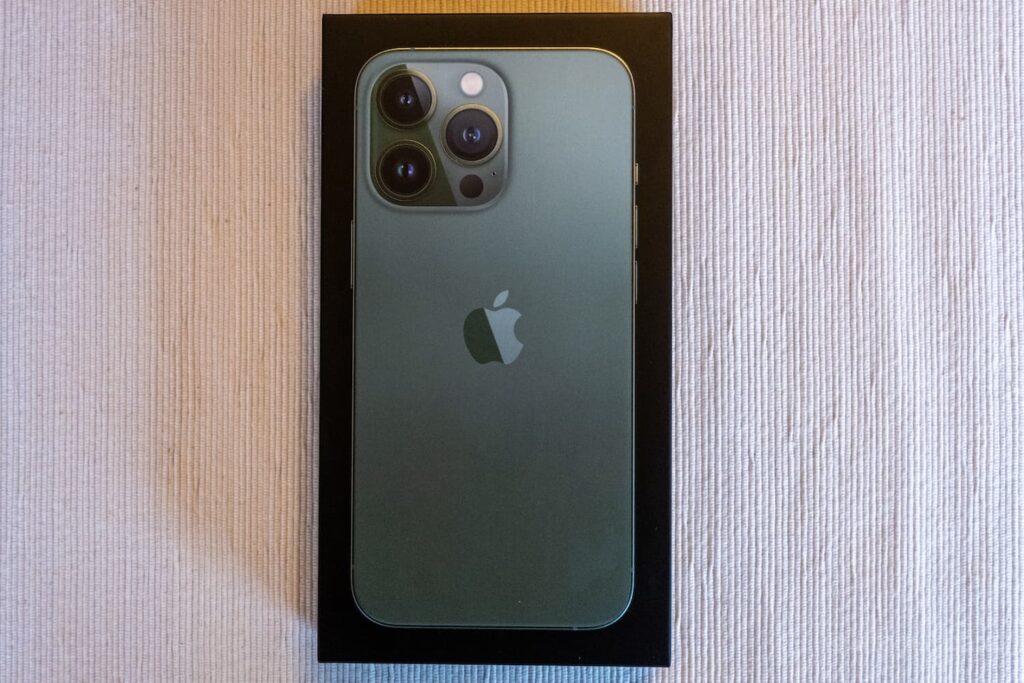 iPhone13Pro｜'22春の新色『アルパイングリーン』レビュー - もぐパラ