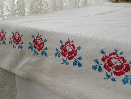 アンティークハンガリーリネンの刺繍クロスをピアノカバーに