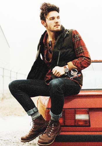 アメカジ】黒ダウンベスト×赤チェックシャツ×ジーンズの着こなし