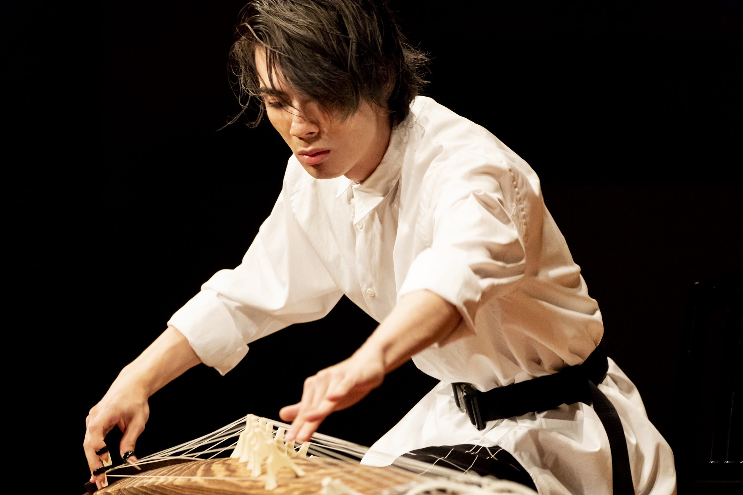 箏 (こと)に導かれた若き才能、LEOが奏でる伝統と革新 - WEBマガジン