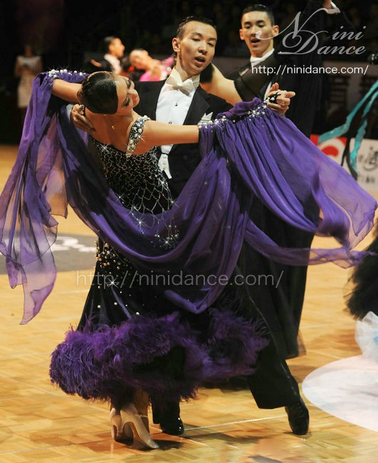 D207鱗のような石装飾で豪華な羽根付き紫モダンドレス : 社交ダンス