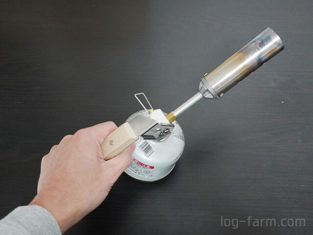 SnowPeakフォールディングトーチ】抜群の火力で湿った炭・薪も余裕で着火！