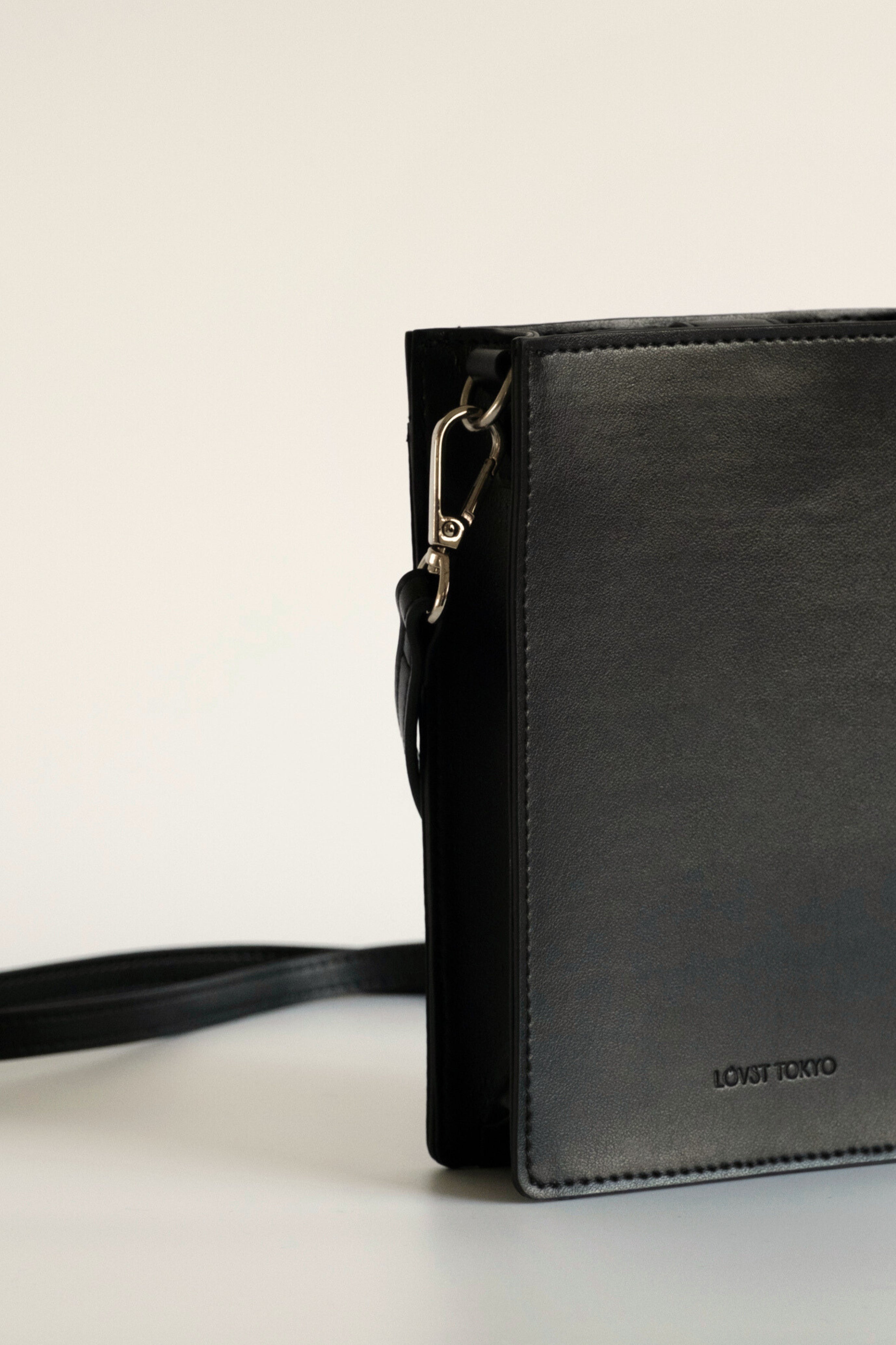 アップルレザー製サコッシュ「Apple Naked Sacoche」 | LOVST TOKYO