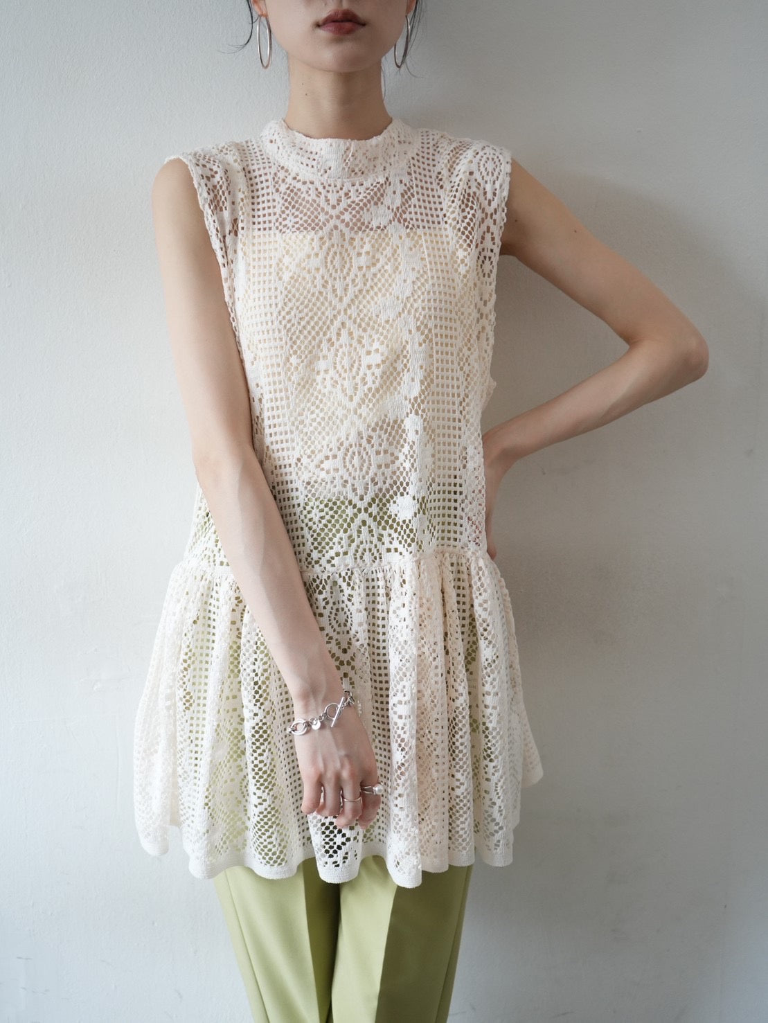 予約]カットレースぺプラムトップス/アイボリー – Lumier