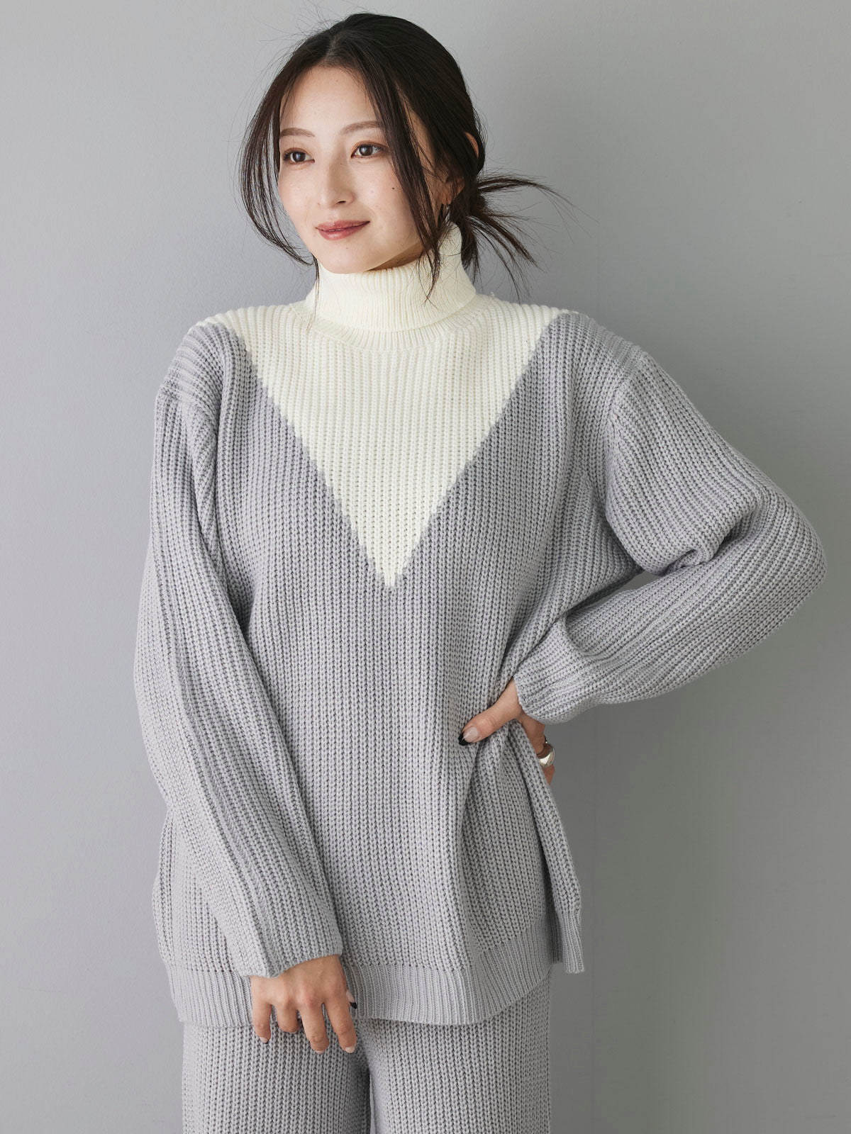 予約]バイカラーハイネックニットパンツセットアップ/グレー×ホワイト