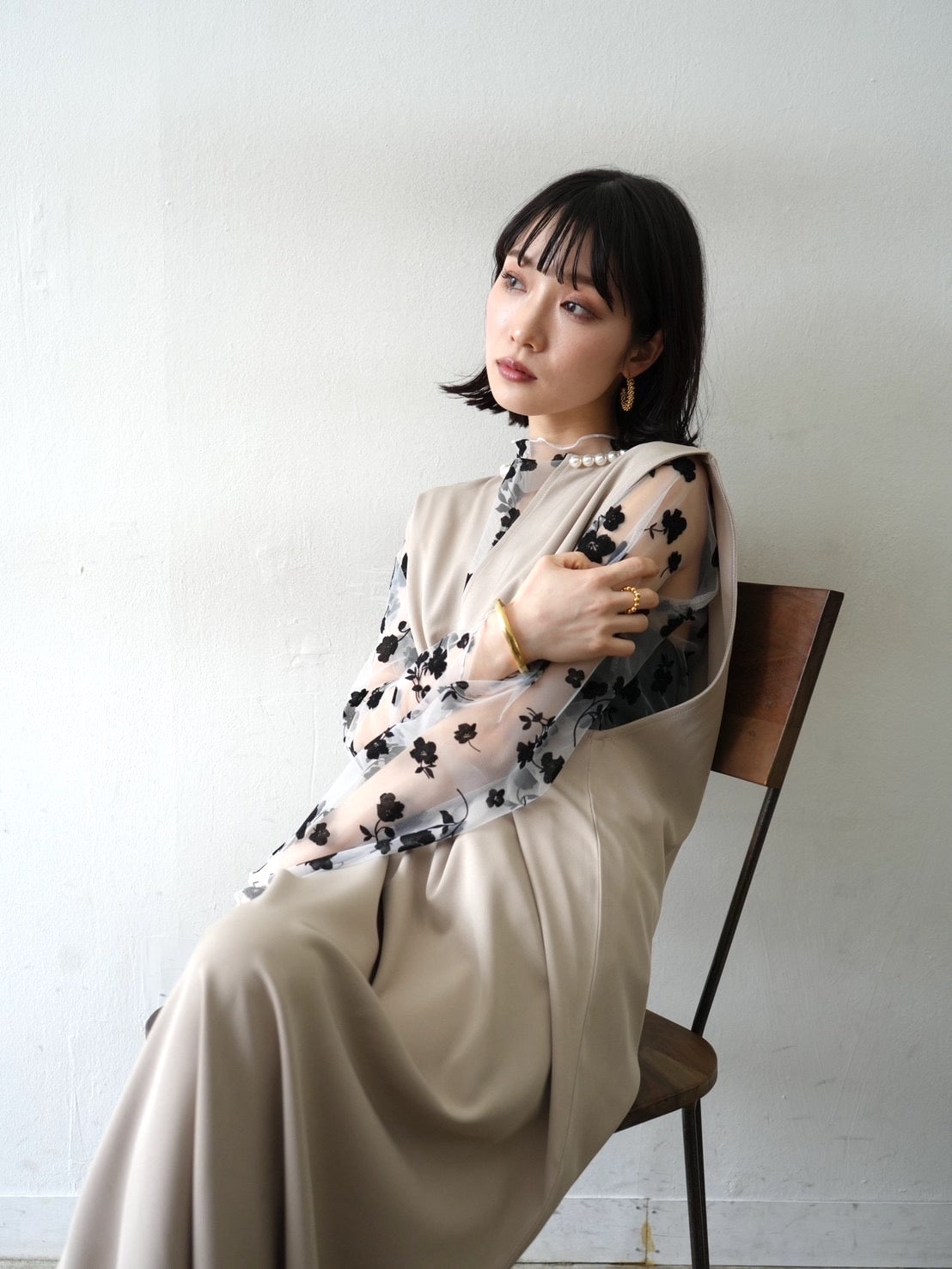 予約]パールデザインキーネックワンピース/グレージュ – Lumier