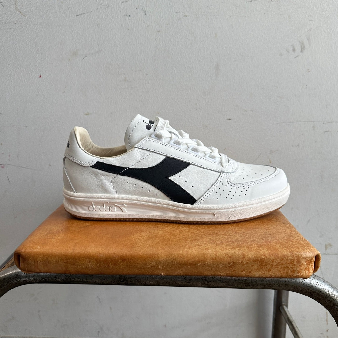 B. ELITE H ITALIA SPORT | WHITE & BLACK | DIADORA – Manready