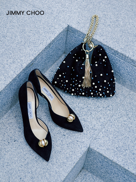 パールで彩られた、ジミー チュウのバッグ＆シューズ。｜Fashion