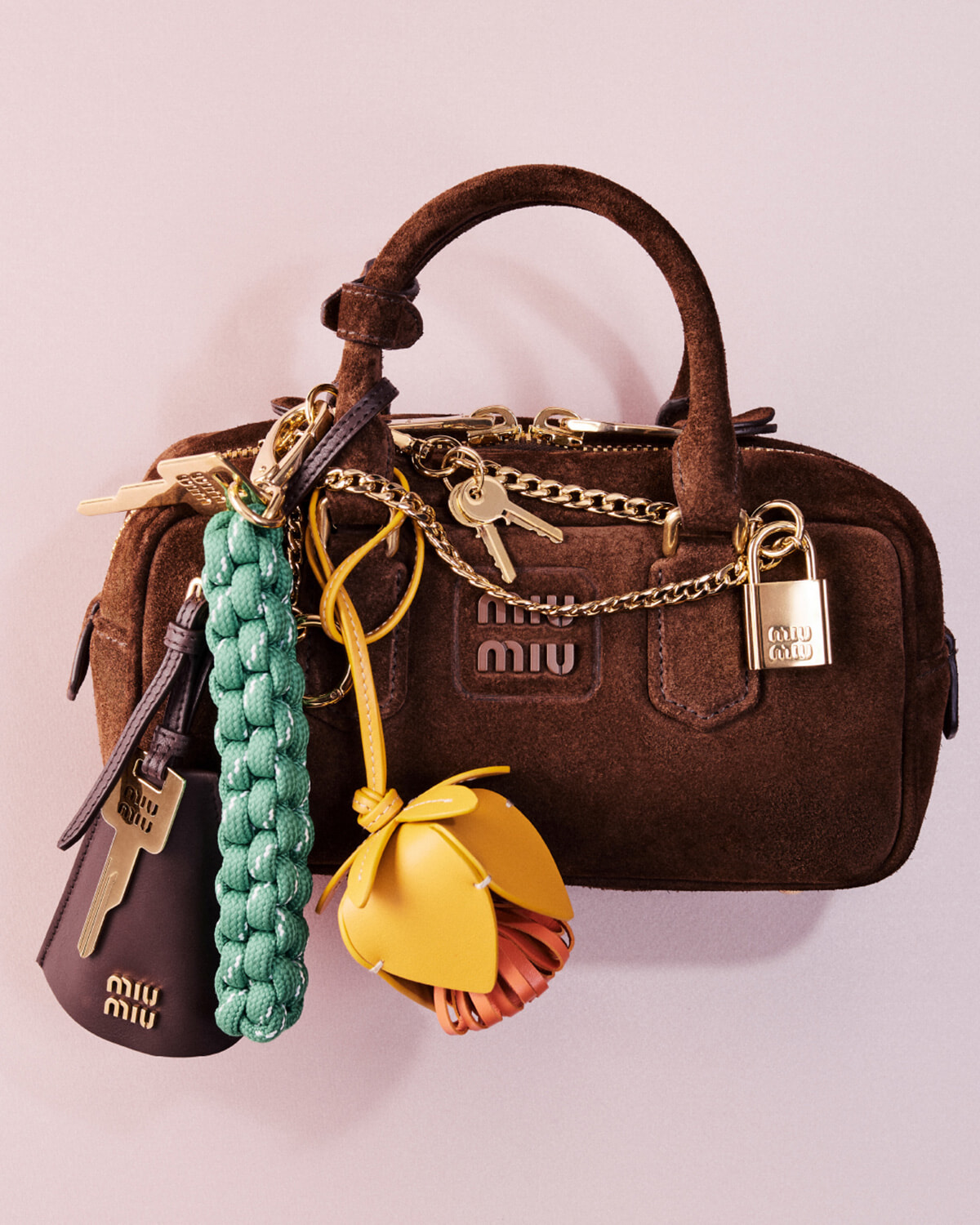 遊び心あふれるミュウミュウの新作チャームで、いつものバッグを