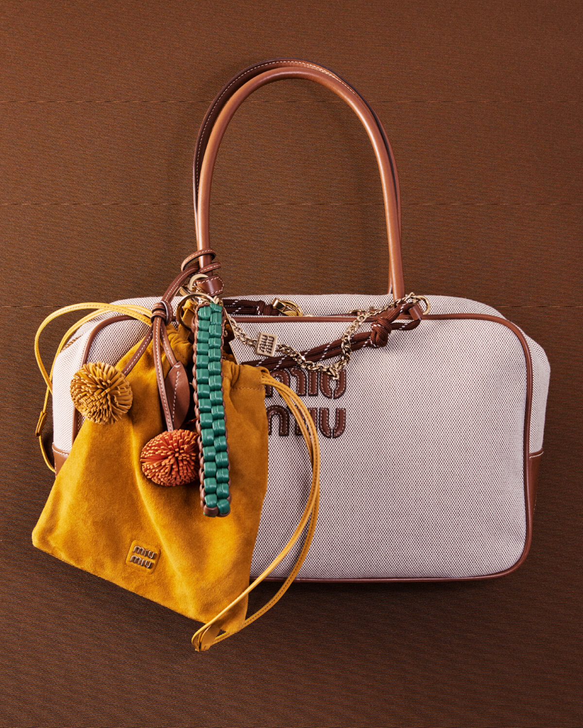 遊び心あふれるミュウミュウの新作チャームで、いつものバッグを