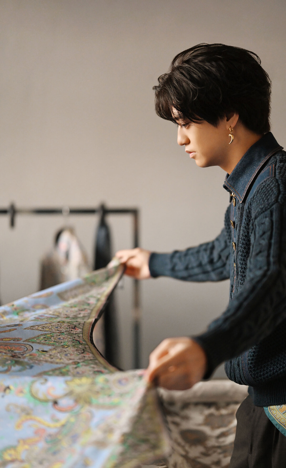 King ＆ Princeの髙橋海人、エトロの伝統と職人技に触れるスペシャル