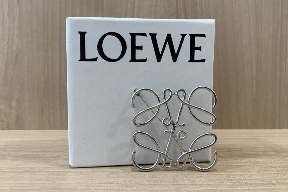 ロエベアナグラムブローチ – 円山質店