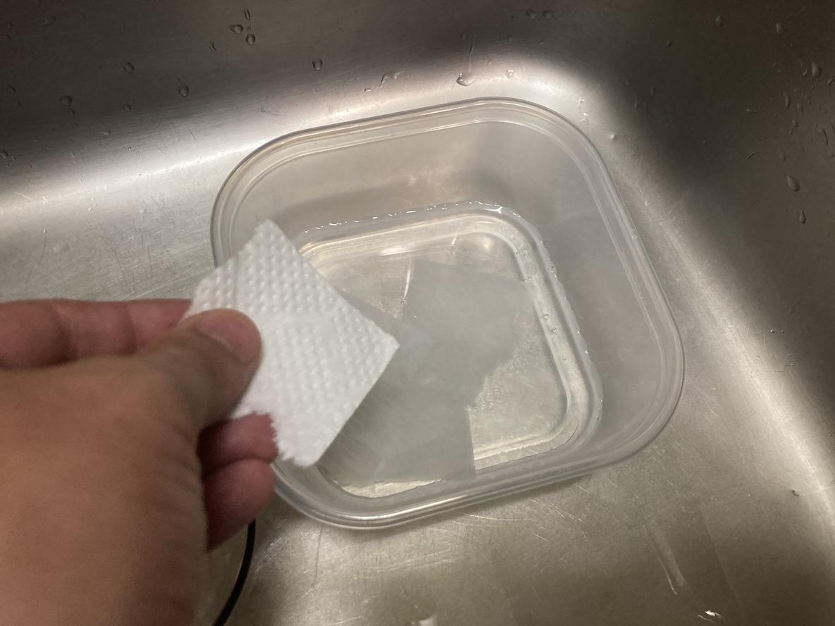 こびり付いたタッパー汚れを一掃！ 油や黄ばみ、ニオイを落す裏技3選