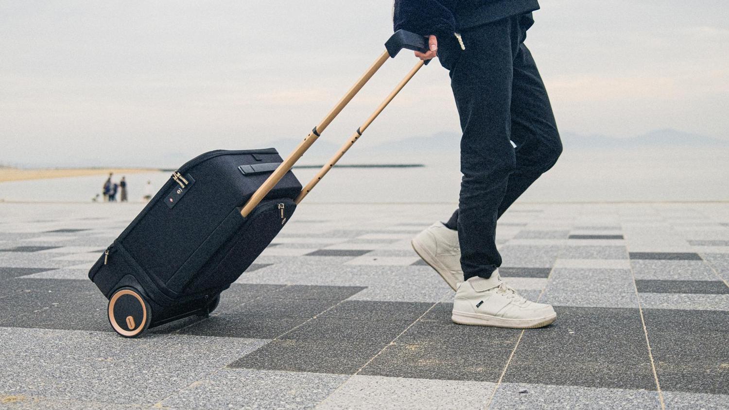 ニョキっと伸びて容量増！ スーツケース「KABUTO」は荷物が増えがちな