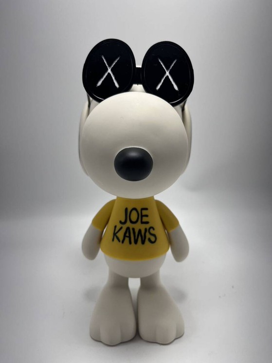 ▷ Kaws x Peanuts Joe Snoopy Vinyl Figure by Kaws, 2011 | Pop Art