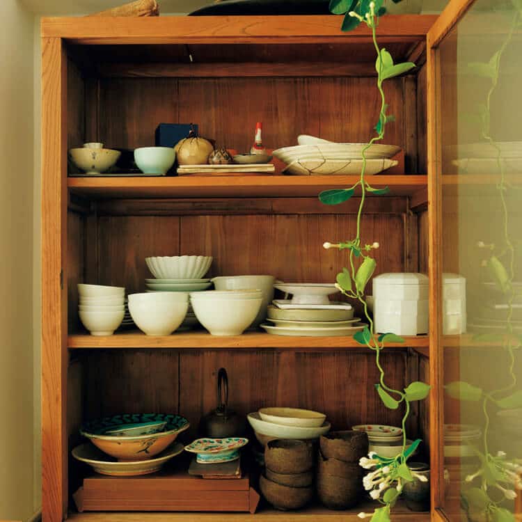 料理人・野村友里の棚。「年代も造形も千差万別な器が集う“感性の棚