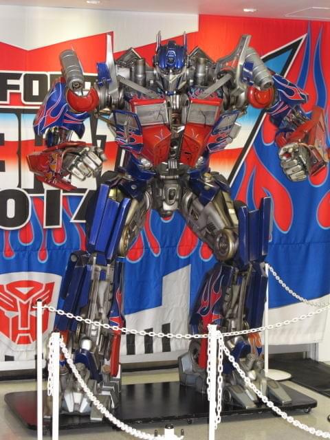 深夜の池袋にオプティマスプライム出現！「トランスフォーマー」30周年