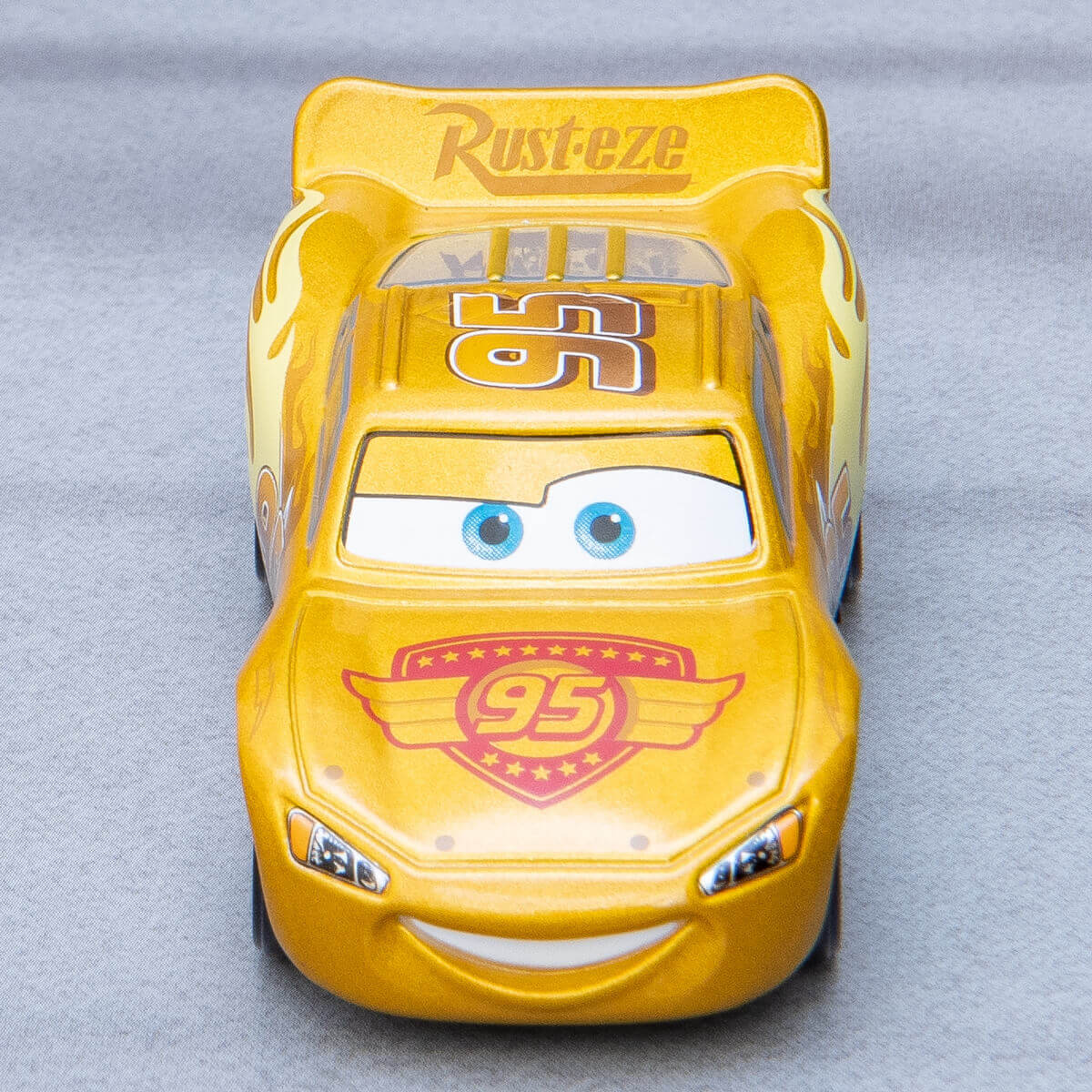 金色に輝くボディ！カーズ トミカ ライトニング・マックィーンデイ