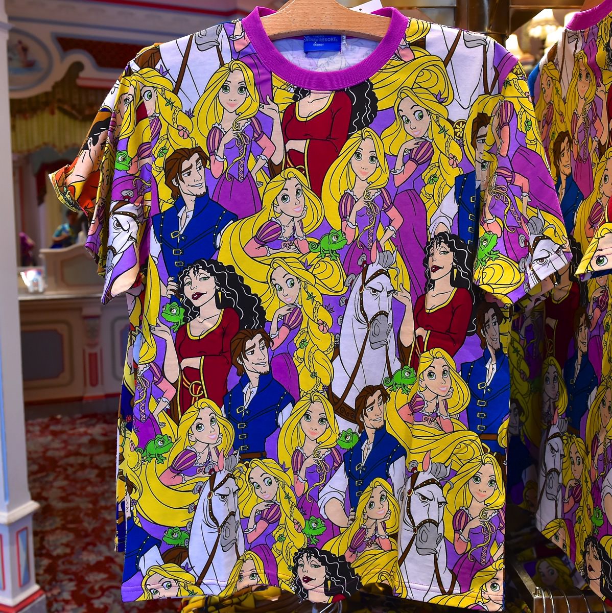 塔の上のラプンツェル&美女と野獣登場☆ディズニーランド総柄Tシャツ -