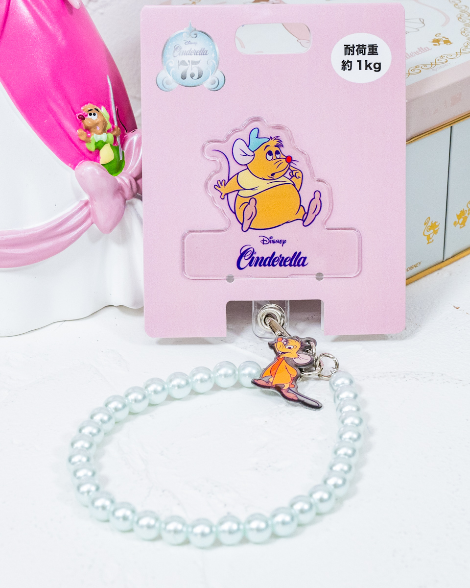 青い鳥やネズミたちがドレスをリメイクするシーンがモチーフ